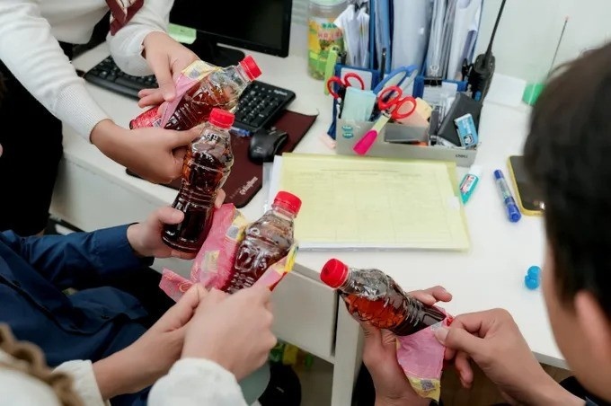 Giữa nắng nóng, nhiều người trẻ hào hứng xé nhãn chai nước sau khi giải khát Giữa nắng nóng, nhiều người trẻ hào hứng xé nhãn chai nước sau khi giải khát