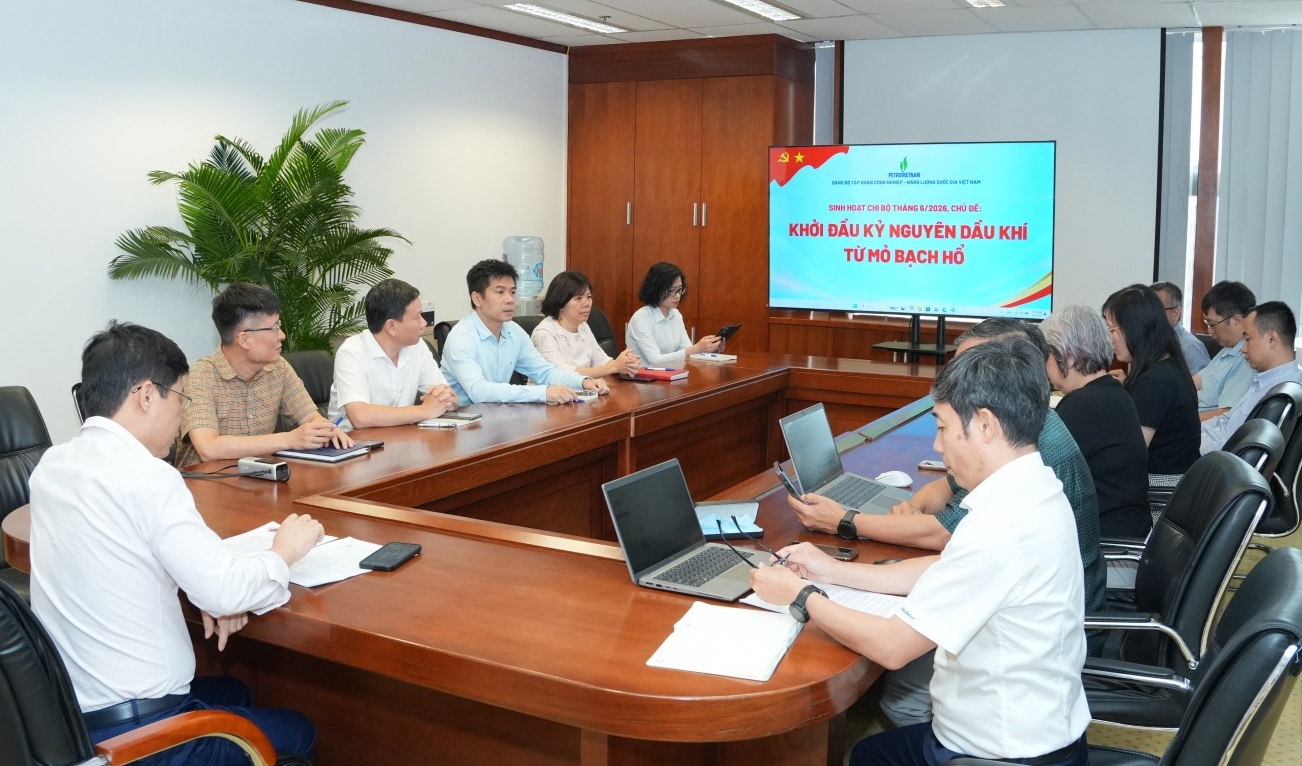 [Chùm ảnh] Đảng bộ Bộ máy QL&ĐH Petrovietnam sinh hoạt chi bộ với chủ đề: "Khởi đầu kỷ nguyên dầu khí từ mỏ Bạch Hổ”