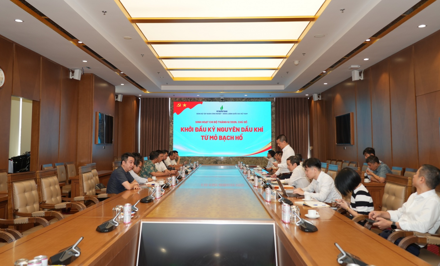 [Chùm ảnh] Đảng bộ Bộ máy QL&ĐH Petrovietnam sinh hoạt chi bộ với chủ đề: Khởi đầu kỷ nguyên dầu khí từ mỏ Bạch Hổ”