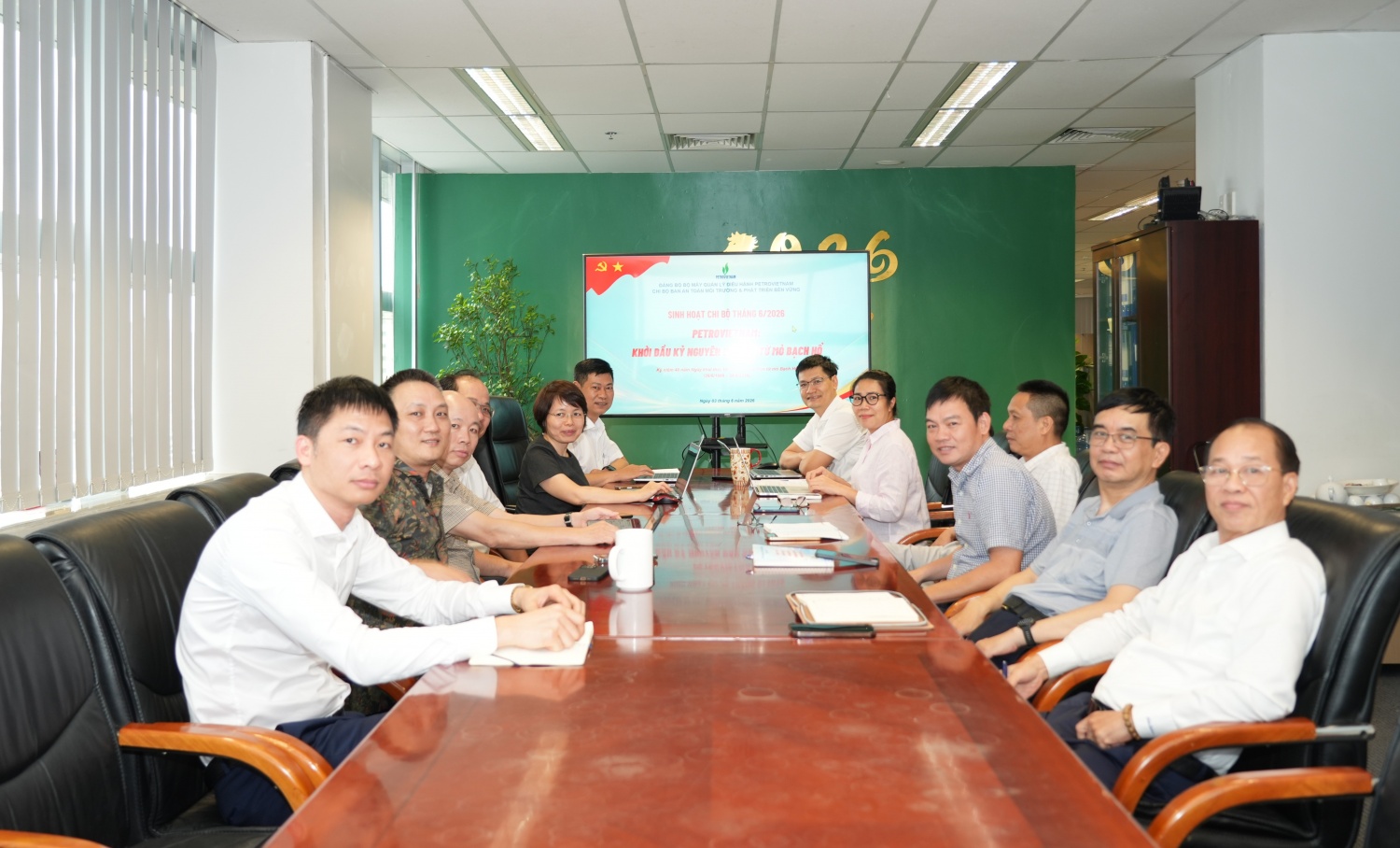 [Chùm ảnh] Đảng bộ Bộ máy QL&ĐH Petrovietnam sinh hoạt chi bộ với chủ đề: Khởi đầu kỷ nguyên dầu khí từ mỏ Bạch Hổ”