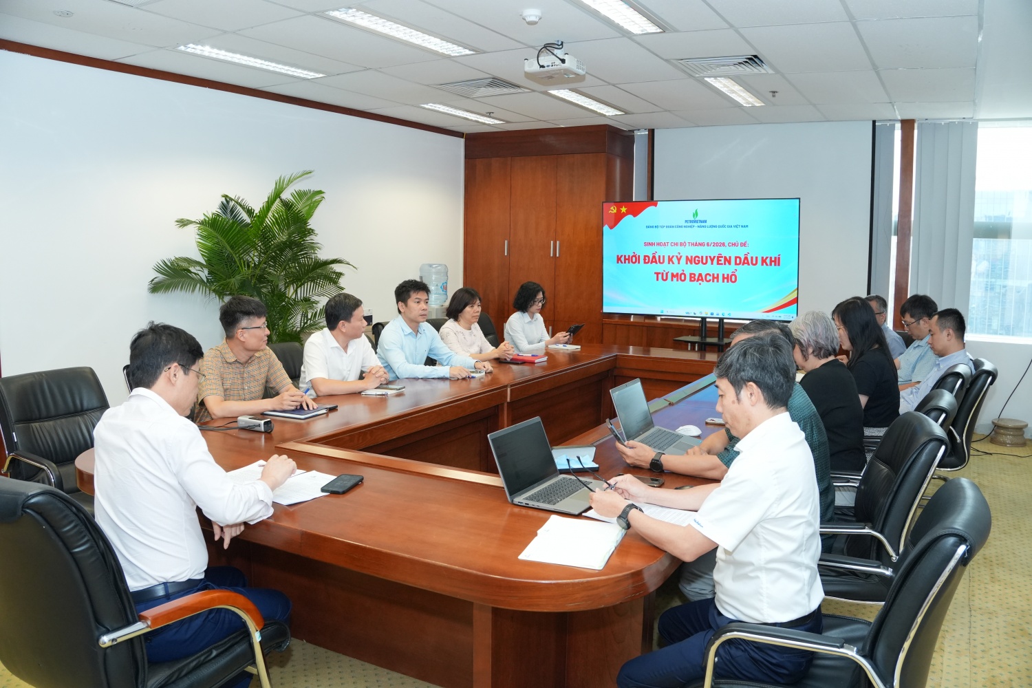 [Chùm ảnh] Đảng bộ Bộ máy QL&ĐH Petrovietnam sinh hoạt chi bộ với chủ đề: Khởi đầu kỷ nguyên dầu khí từ mỏ Bạch Hổ”