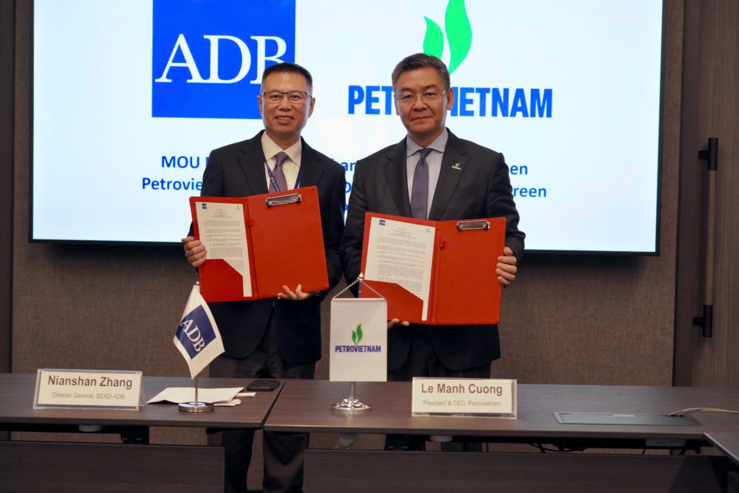 Tổng Giám đốc Petrovietnam Lê Mạnh Cường và lãnh đạo ADB trao đổi Biên bản ghi nhớ (MOU) gia hạn hợp tác