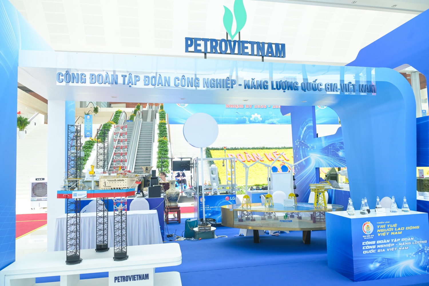 Gian hàng Công đoàn Petrovietnam giới thiệu những công trình, sản phẩm và sáng kiến tiêu biểu của người lao động Dầu khí tại Đại hội XIV Công đoàn Việt Nam
