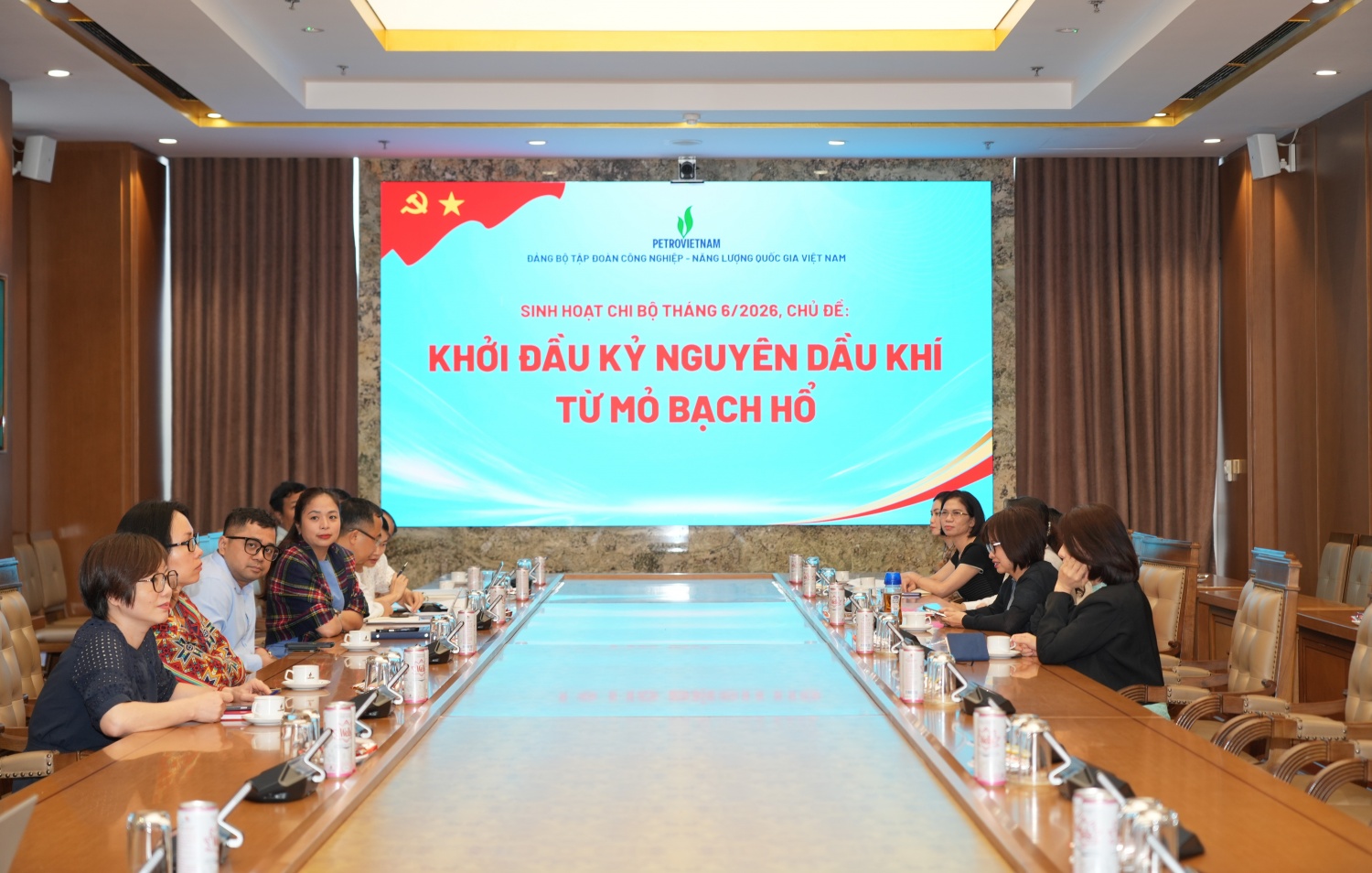 [Chùm ảnh] Đảng bộ Bộ máy QL&ĐH Petrovietnam sinh hoạt chi bộ với chủ đề: Khởi đầu kỷ nguyên dầu khí từ mỏ Bạch Hổ”
