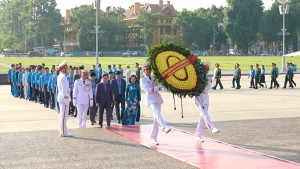[VIDEO] Đoàn đại biểu dự Đại hội Công đoàn Việt Nam vào Lăng viếng Chủ tịch Hồ Chí Minh