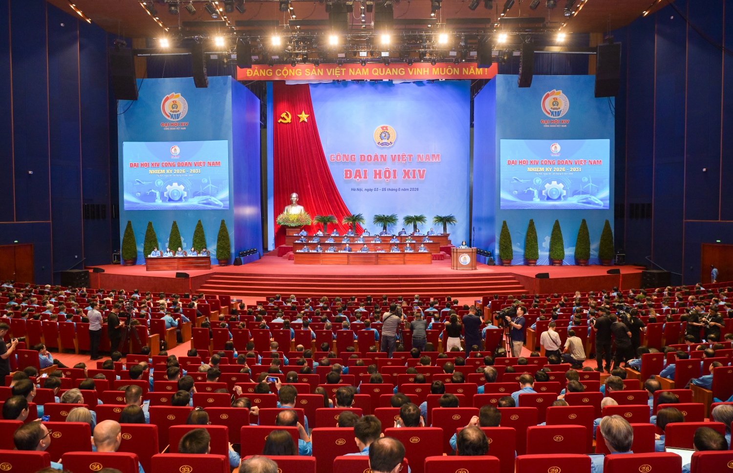 Đoàn đại biểu Công đoàn Petrovietnam dự Đại hội XIV Công đoàn Việt Nam Phiên thứ nhất