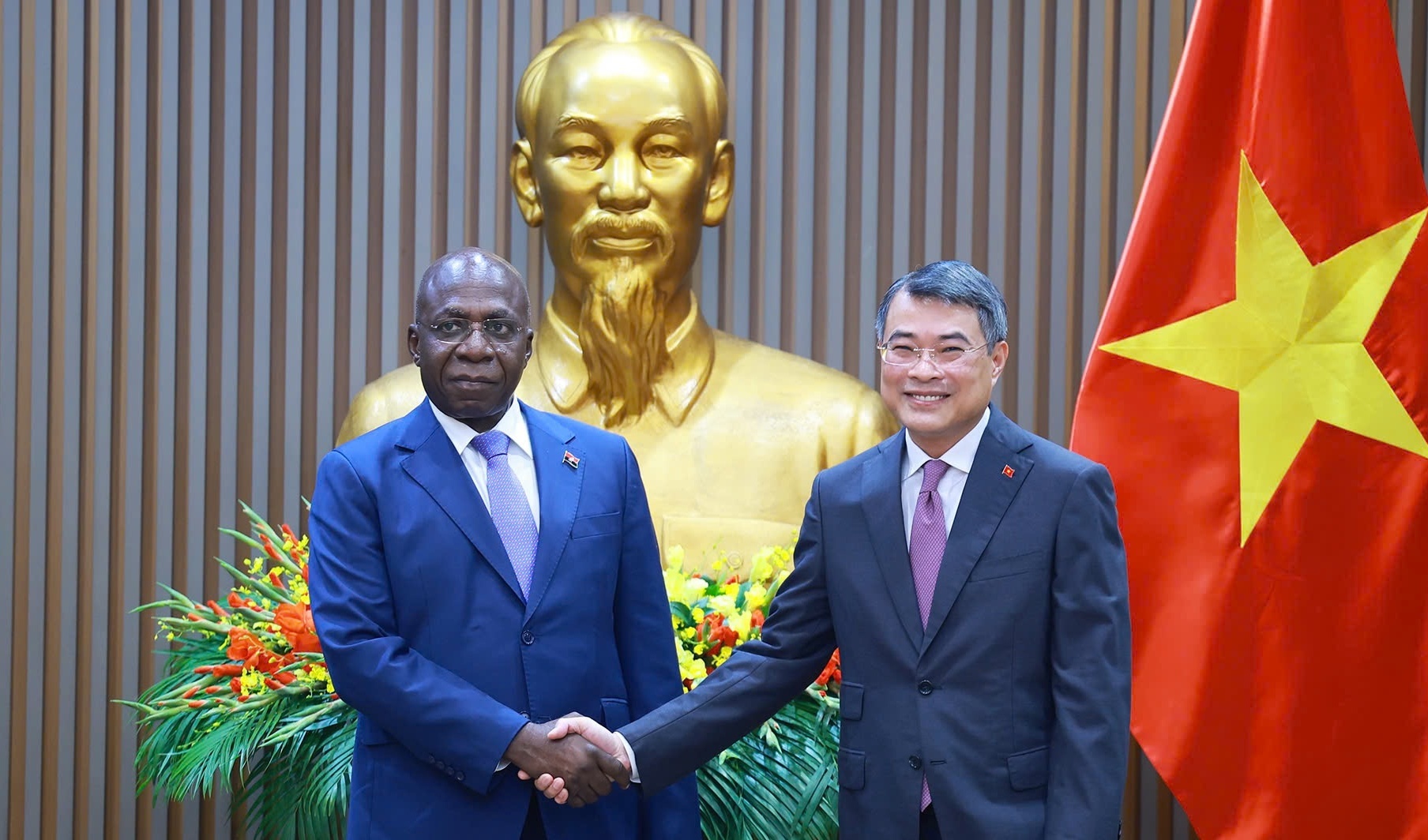 Thủ tướng Lê Minh Hưng: Đề nghị Chính phủ Angola tiếp tục hỗ trợ Tập đoàn Công nghiệp - Năng lượng Quốc gia và các doanh nghiệp Việt Nam