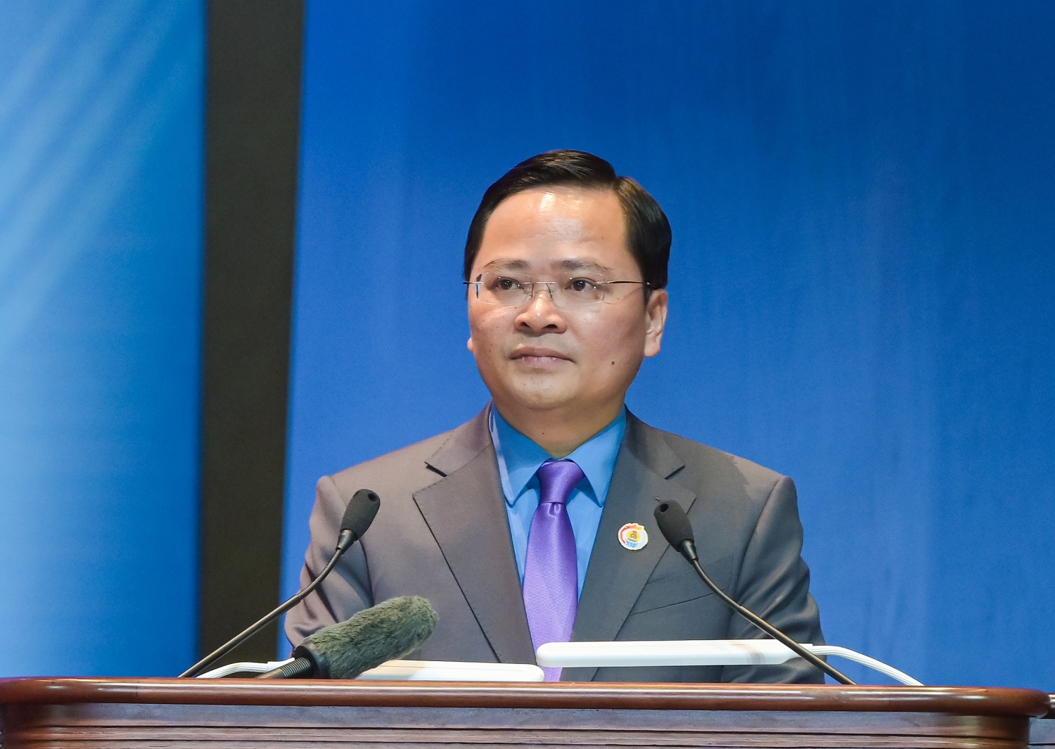 Ông Nguyễn Anh Tuấn - Ủy viên Trung ương Đảng, Phó Chủ tịch Ủy ban Trung ương Mặt trận Tổ quốc Việt Nam, Chủ tịch Tổng Liên đoàn Lao động Việt Nam phát biểu tại Đại hội.