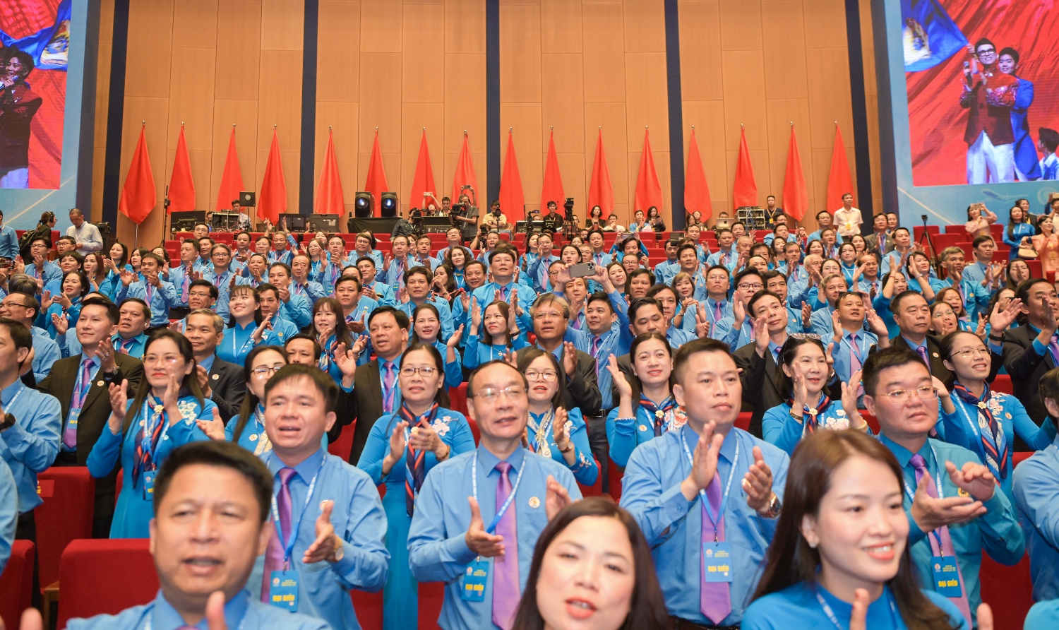 Các đại biểu cùng hát vang bài ca Công đoàn Việt Nam
