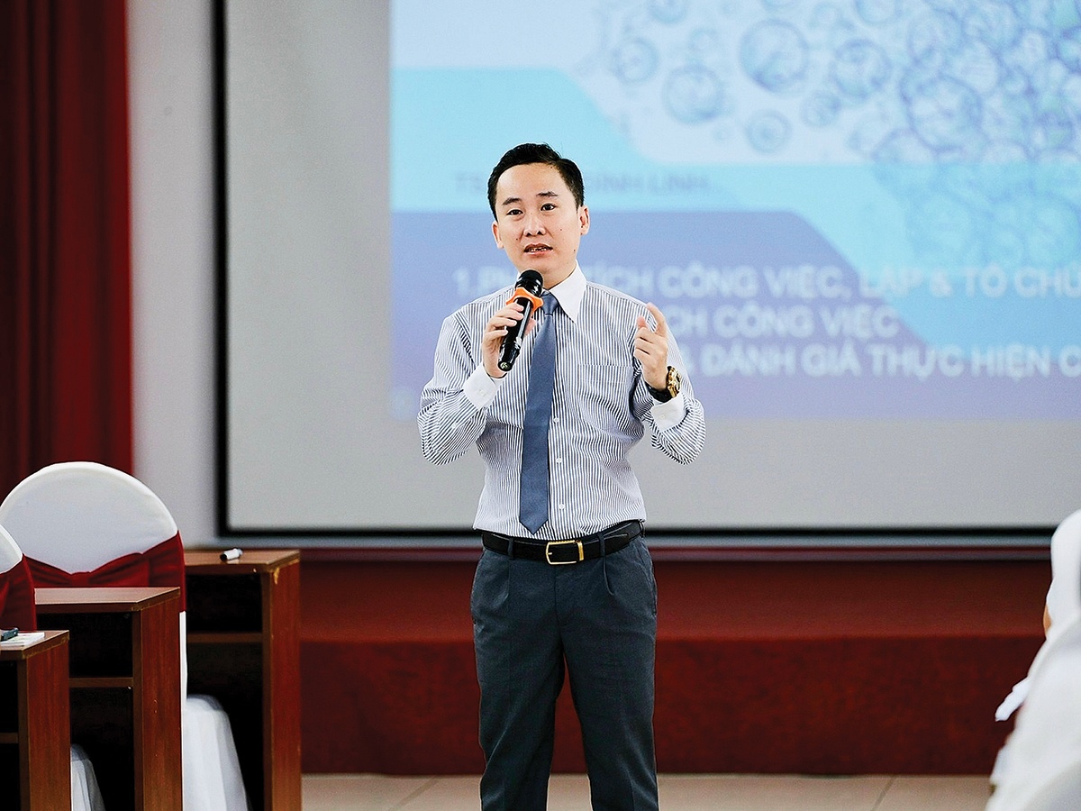 TS Châu Đình Linh: TP HCM cần “hệ sinh thái” tài chính
cho các dự án lớn TS Châu Đình Linh: TP HCM cần “hệ sinh thái” tài chính
cho các dự án lớn