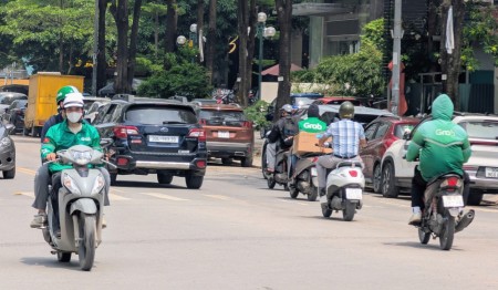 Xăng E10 "ghi điểm" với tài xế công nghệ, mong giá bán hấp dẫn hơn