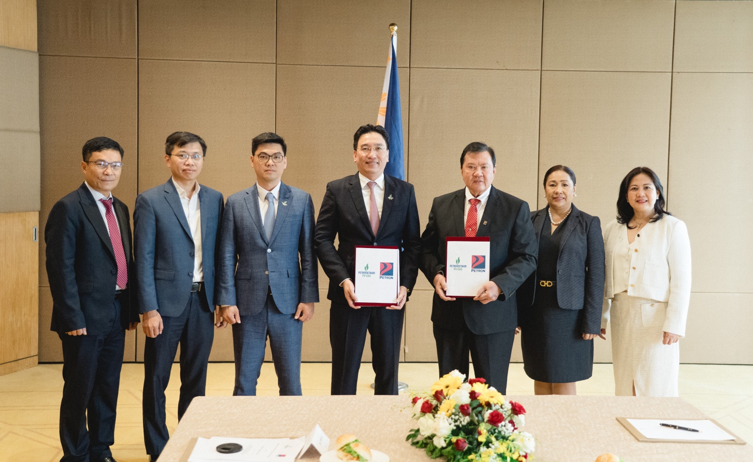 Bí thư Đảng ủy, Chủ tịch Hội đồng Quản trị PV GAS Nguyễn Thanh Bình cùng đoàn công tác PV GAS và đại diện lãnh đạo PETRON chụp ảnh lưu niệm sau lễ ký kết thỏa thuận hợp tác giữa hai bên 