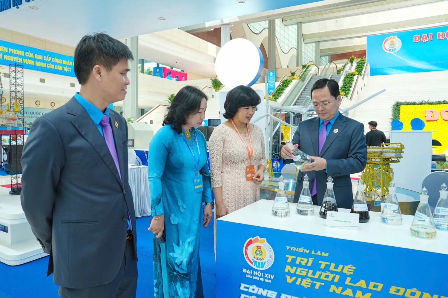 [Chùm ảnh] Đoàn Đại biểu Công đoàn Petrovietnam dự Phiên khai mạc trọng thể Đại hội Công đoàn Việt Nam lần thứ XIV