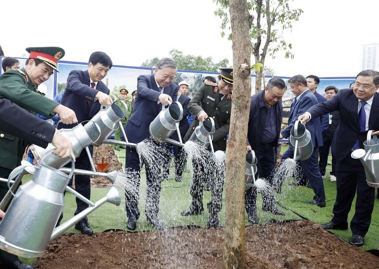 Tổng Bí thư, Chủ tịch nước Tô Lâm và các đại biểu tham gia trồng cây tại Lễ phát động “Tết trồng cây đời đời nhớ ơn Bác Hồ” Xuân Bính Ngọ 2026 - Ảnh TTXVN