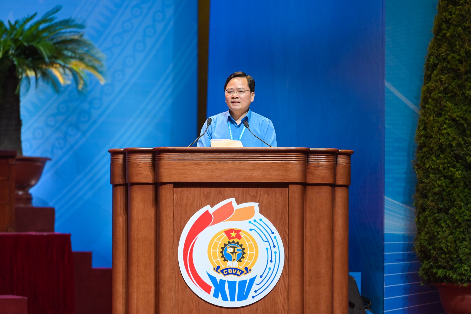 Ông Nguyễn Anh Tuấn - Ủy viên Ban Chấp hành Trung ương Đảng, Chủ tịch Tổng Liên đoàn Lao động Việt Nam khóa XIII - thay mặt Đoàn Chủ tịch Đại hội trình bày báo cáo kết quả thảo luận Đề án nhân sự Ban Chấp hành Tổng Liên đoàn Lao động Việt Nam khóa XIV và danh sách nhân sự giới thiệu của Ban Chấp hành Tổng Liên đoàn Lao động Việt Nam khóa XIII.