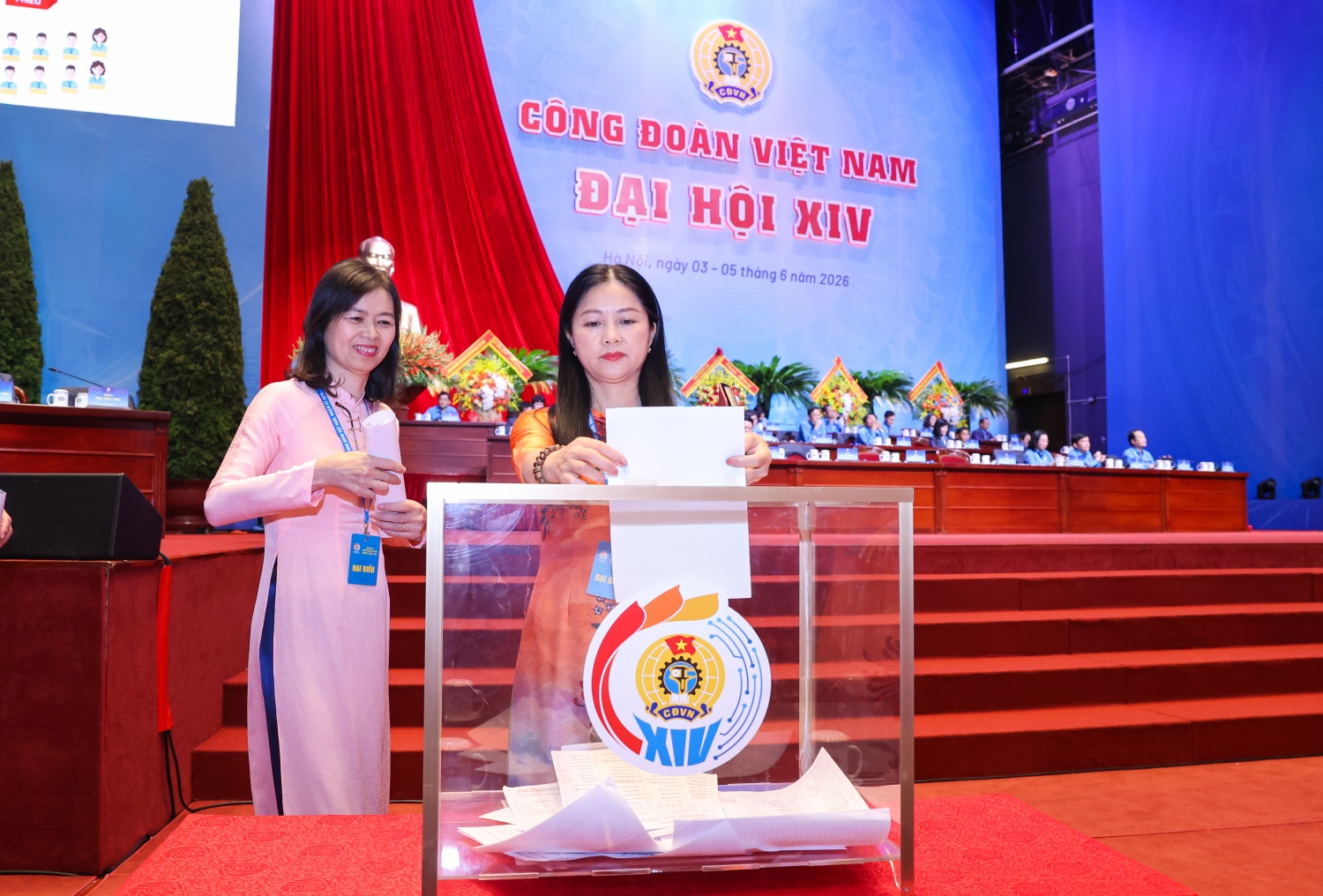 Các đại biểu tiến hành bỏ phiếu bầu 135 Ủy viên Ban Chấp hành Tổng Liên đoàn Lao động Việt Nam khóa XIV