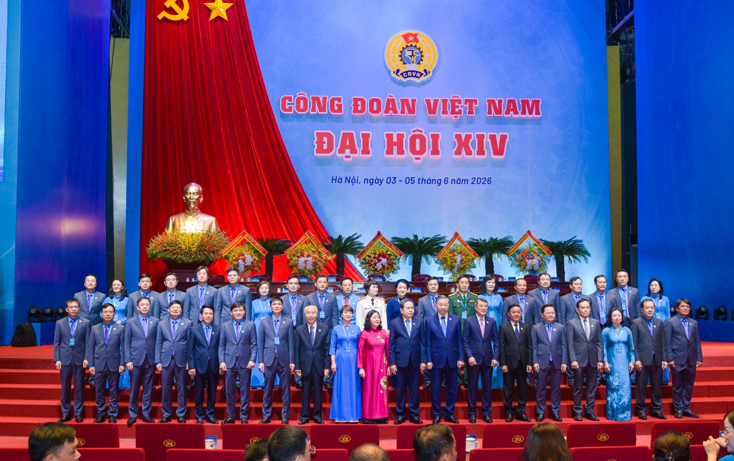 Xây dựng Công đoàn Việt Nam vững mạnh, lấy người lao động làm trung tâm Xây dựng Công đoàn Việt Nam vững mạnh, lấy người lao động làm trung tâm