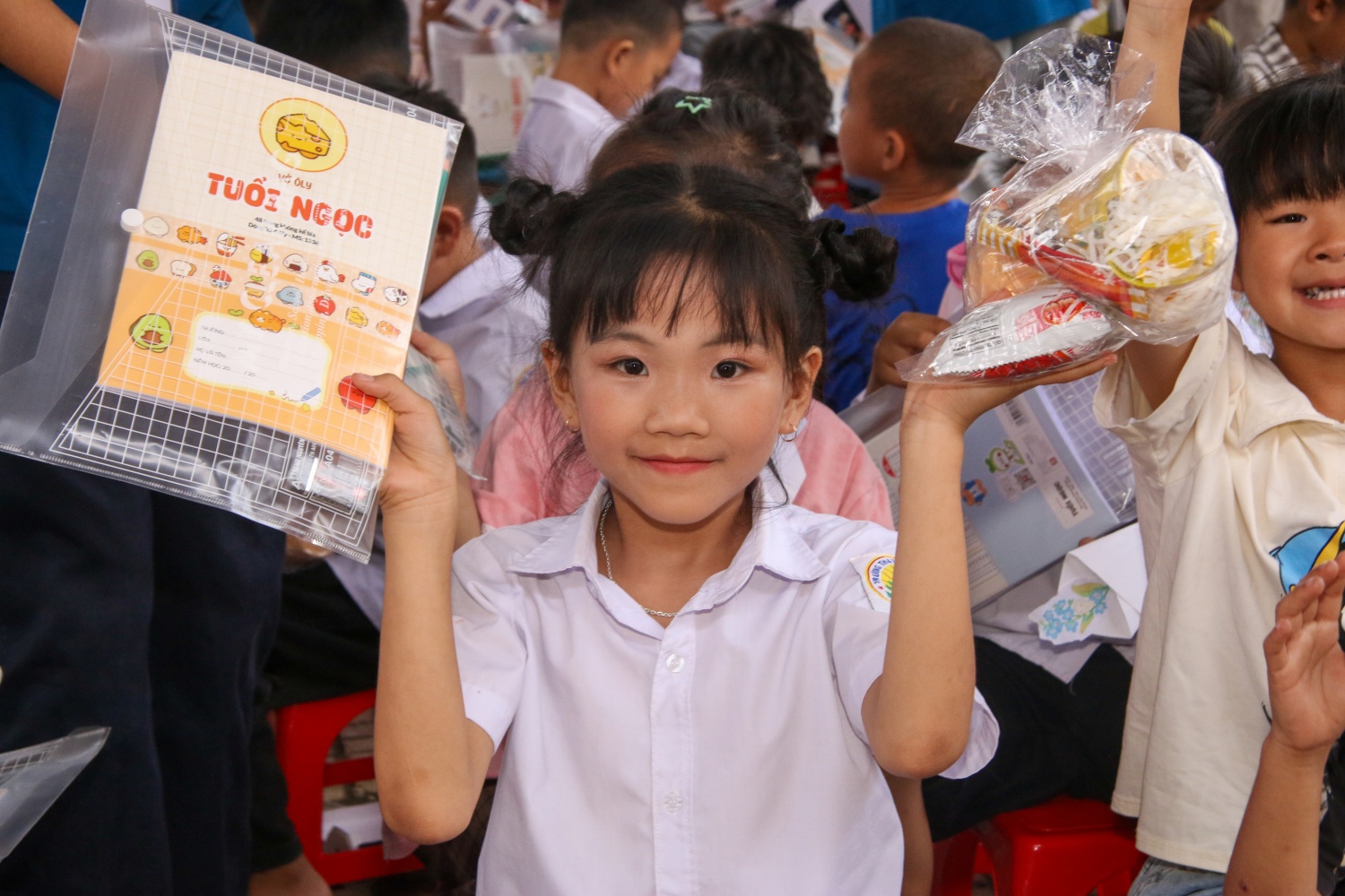 Nụ cười rạng rỡ của học sinh Trường TH&THCS Hữu Liên khi đón nhận sách và đồ dùng học tập do CLB BOOKERY OF CNH trao tặng