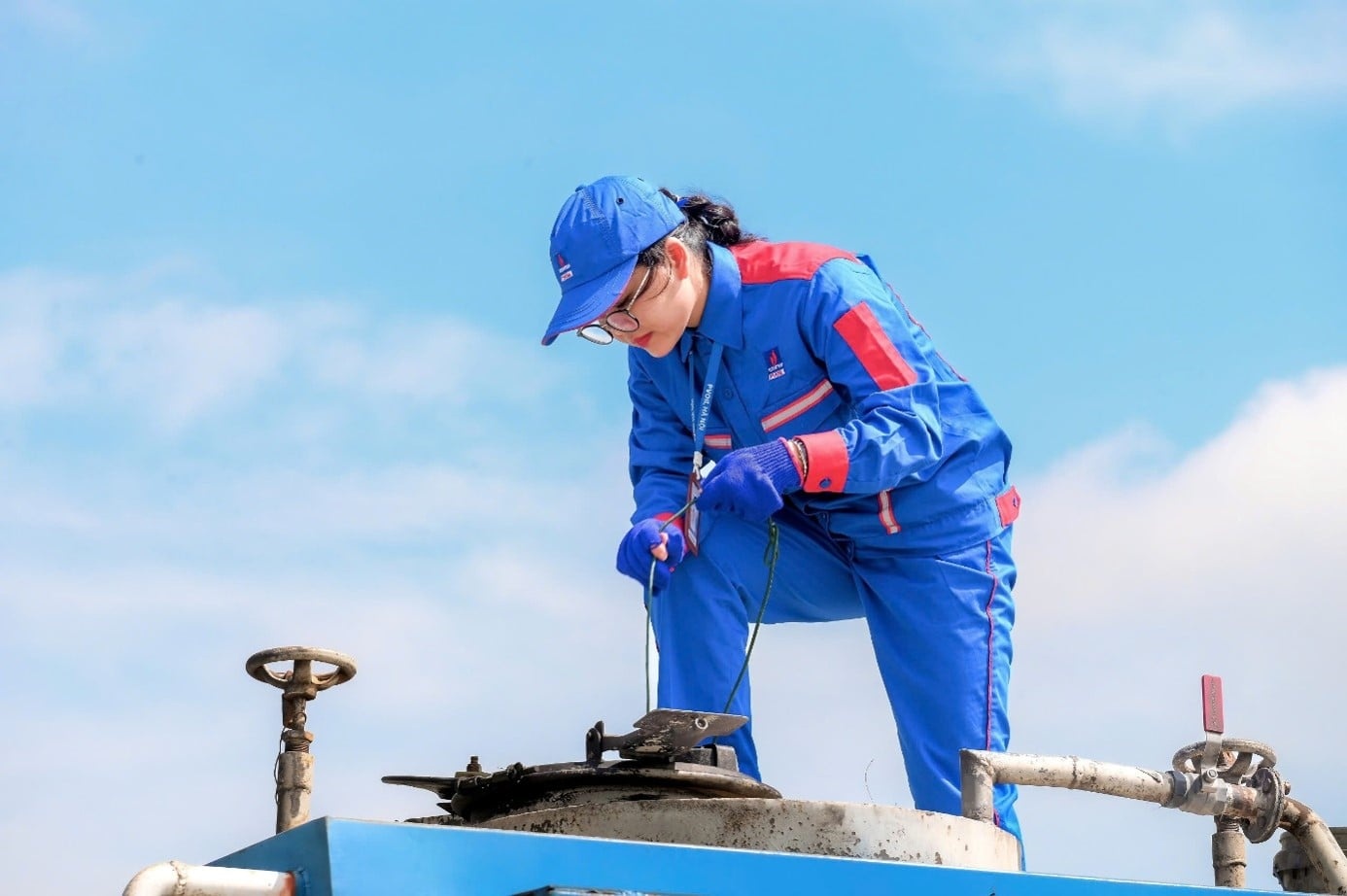 Tác phẩm “Chăm chút từng thao tác, giữ trọn vẹn chất lượng PVOIL” (PVOIL Hà Nội)