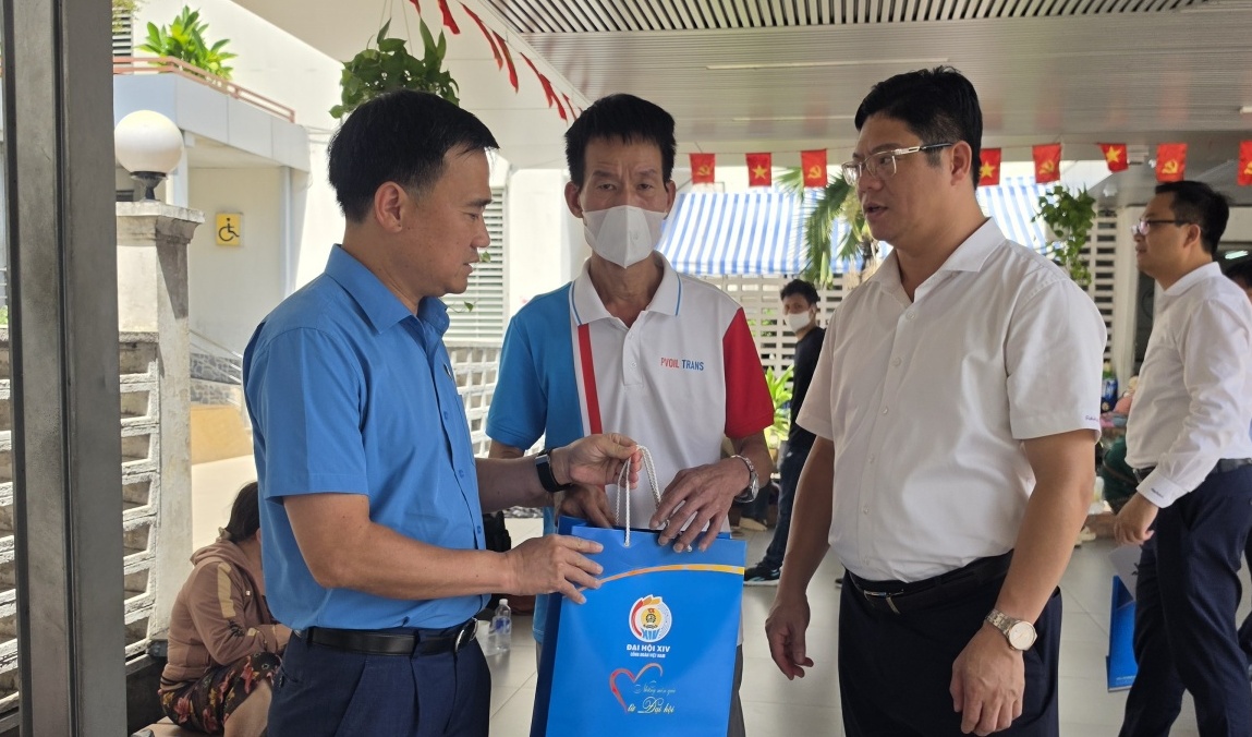 Công đoàn Petrovietnam tiếp tục trao “Những món quà từ Đại hội” tới người lao động khu vực TP HCM