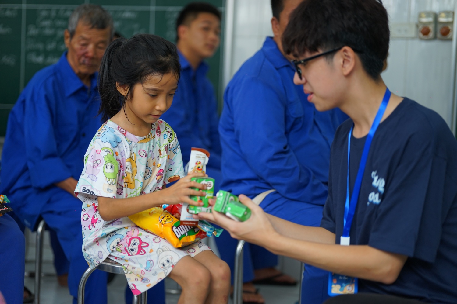 Thành viên dự án Trang Hoa trao những phần quà tới các em nhỏ và những người có hoàn cảnh khó khăn đang được chăm sóc tại Trung tâm