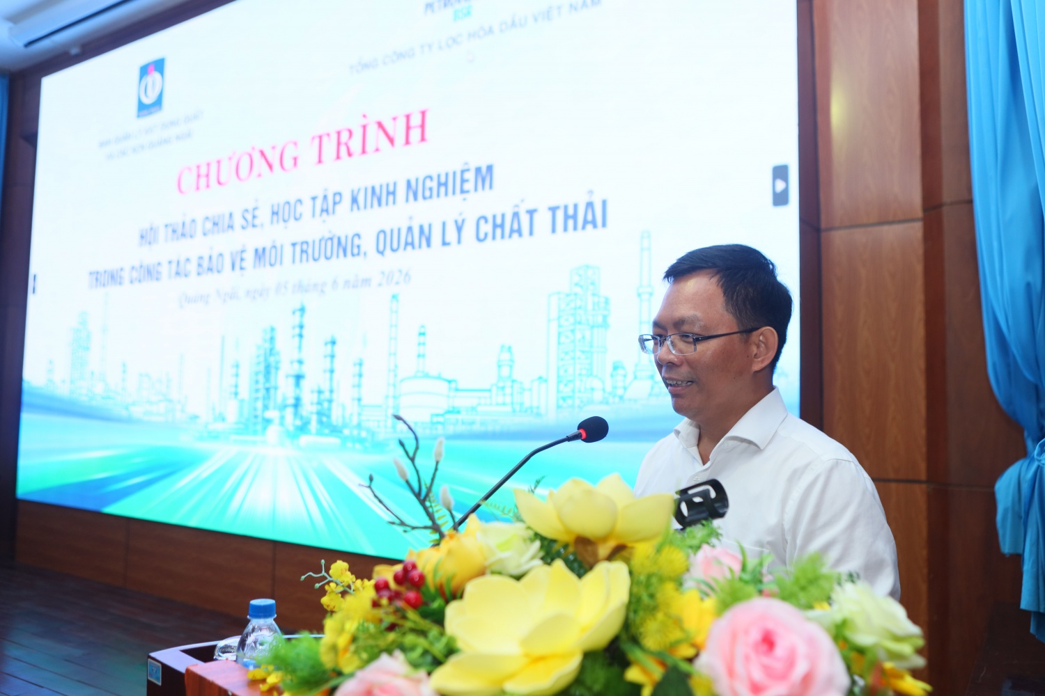 Ông Cao Tuấn Sĩ – Giám đốc NMLD Dung Quất phát biểu khẳng định BSR nhất quán với quan điểm “bảo vệ môi trường là điều kiện tiên quyết, xuyên suốt trong hoạt động sản xuất, không đánh đổi môi trường vì lợi ích kinh doanh”.