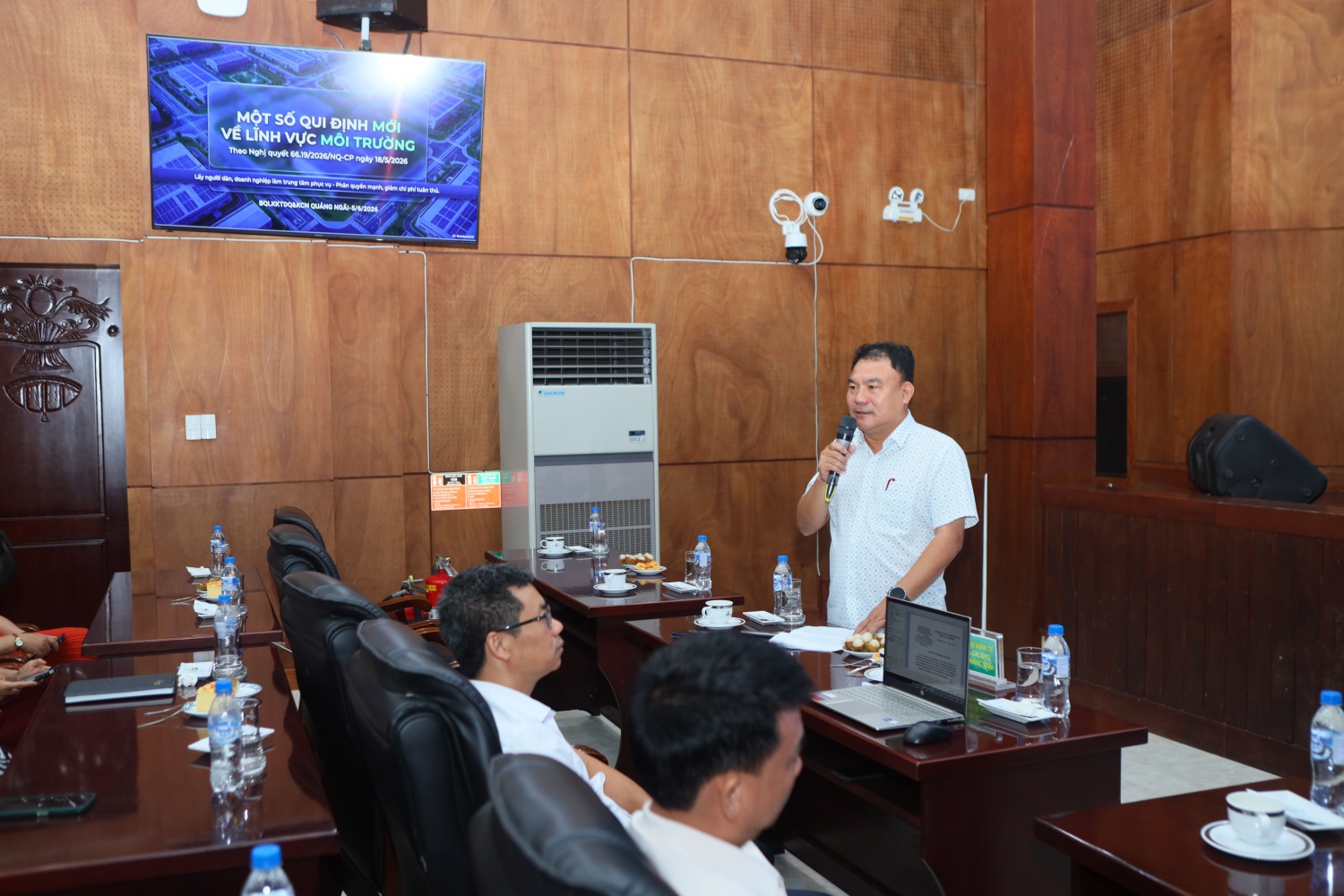 Đại diện BQL KKT Dung Quất và KCN tỉnh Quảng Ngãi phổ biến các quy định mới về lĩnh vực môi trường cho các doanh nghiệp thuộc tỉnh Quảng Ngãi.