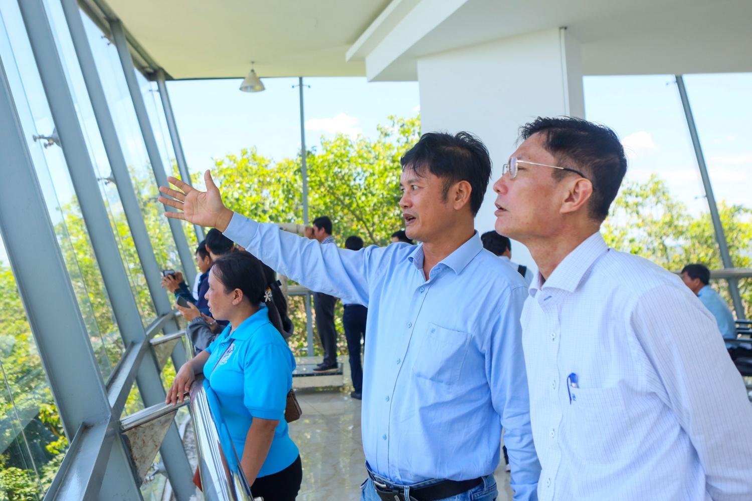 Các đại biểu tham dự chương trình đi tham quan, nghiên cứu, tìm hiểu về tình hình hoạt động SXKD và bảo vệ môi trường tại NMLD Dung Quất của BSR.