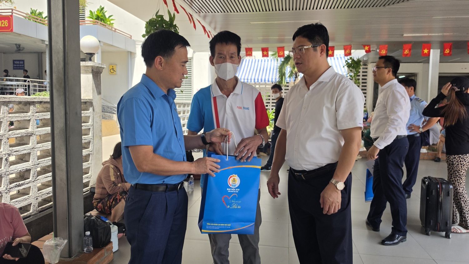 Công đoàn Petrovietnam tiếp tục trao “Những món quà từ Đại hội” tới người lao động khu vực TP HCM