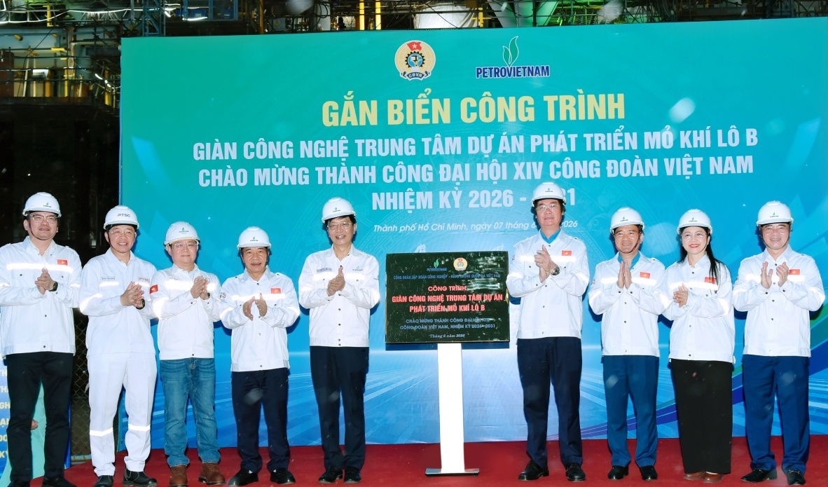 Gắn biển công trình Giàn công nghệ trung tâm Dự án phát triển mỏ khí Lô B chào mừng thành công Đại hội XIV Công đoàn Việt Nam