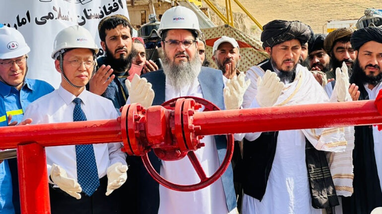 Taliban tham gia cuộc chơi dầu mỏ