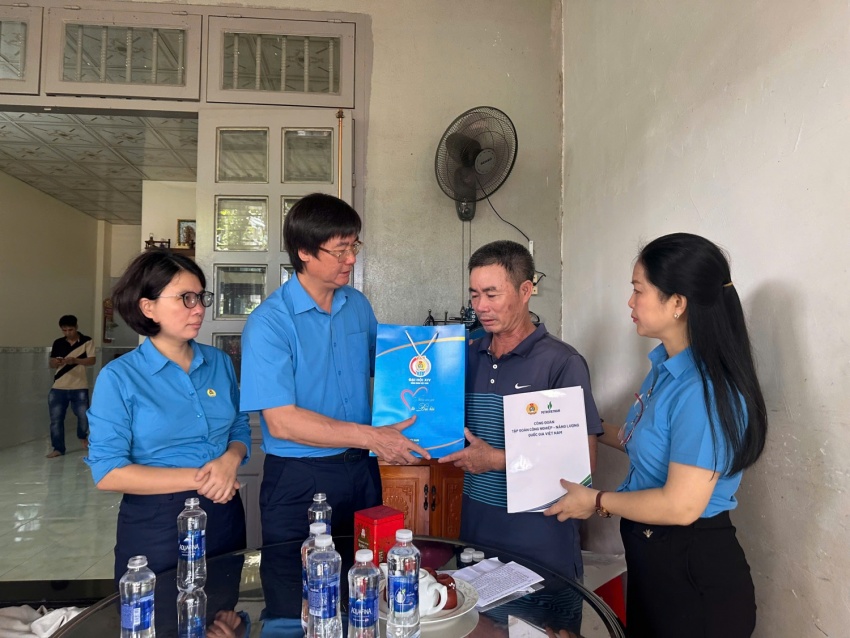 Công đoàn Petrovietnam thăm và trao “Những món quà từ Đại hội” đến người lao động khó khăn, mắc bệnh hiểm nghèo khu vực Bà Rịa - Vũng Tàu