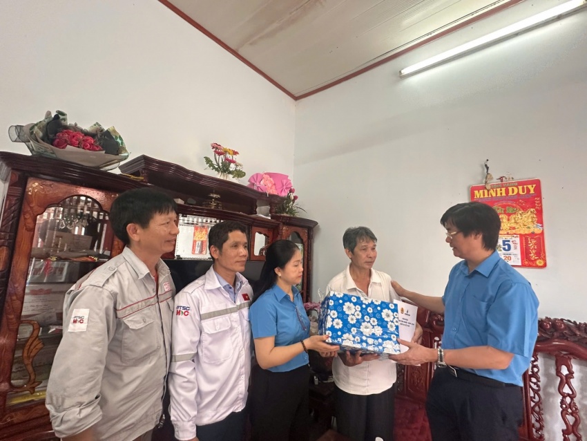Công đoàn Petrovietnam thăm và trao “Những món quà từ Đại hội” đến người lao động khó khăn, mắc bệnh hiểm nghèo khu vực Bà Rịa - Vũng Tàu