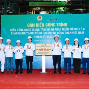 Gắn biển công trình Giàn công nghệ trung tâm Dự án phát triển mỏ khí Lô B chào mừng thành công Đại hội XIV Công đoàn Việt Nam