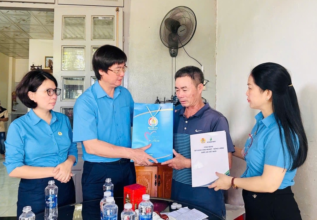 Công đoàn Petrovietnam thăm và trao “Những món quà từ Đại hội” đến người lao động khó khăn, mắc bệnh hiểm nghèo khu vực Bà Rịa - Vũng Tàu