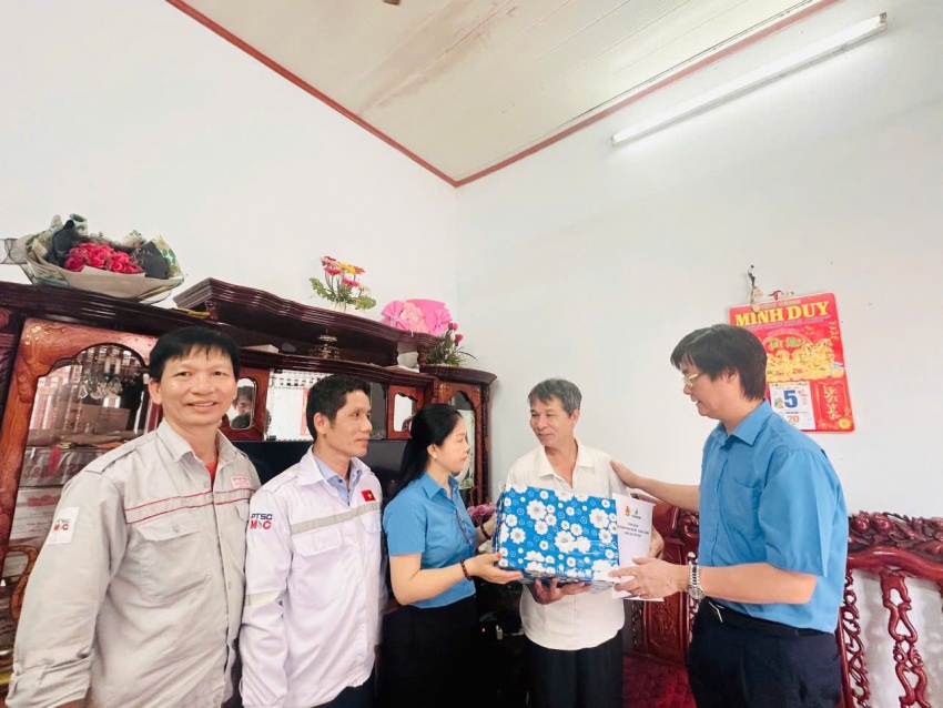 Công đoàn Petrovietnam thăm và trao “Những món quà từ Đại hội” đến người lao động khó khăn, mắc bệnh hiểm nghèo khu vực Bà Rịa - Vũng Tàu Công đoàn Petrovietnam thăm và trao “Những món quà từ Đại hội” đến người lao động khó khăn, mắc bệnh hiểm nghèo khu vực Bà Rịa Vũng Tàu