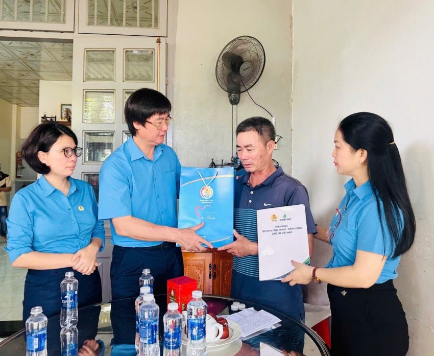Công đoàn Petrovietnam thăm và trao “Những món quà từ Đại hội” đến người lao động khó khăn, mắc bệnh hiểm nghèo khu vực Bà Rịa - Vũng Tàu Công đoàn Petrovietnam thăm và trao “Những món quà từ Đại hội” đến người lao động khó khăn, mắc bệnh hiểm nghèo khu vực Bà Rịa Vũng Tàu