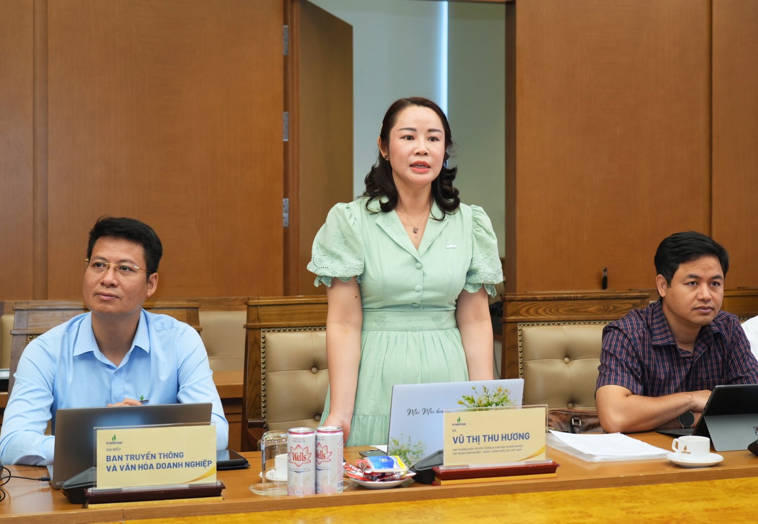 Bà Vũ Thị Thu Hương – Phó Trưởng Ban Truyền thông và Văn hóa Doanh nghiệp Petrovietnam phát biểu khai mạc tọa đàm Bà Vũ Thị Thu Hương – Phó Trưởng Ban Truyền thông và Văn hóa Doanh nghiệp Petrovietnam phát biểu khai mạc tọa đàm