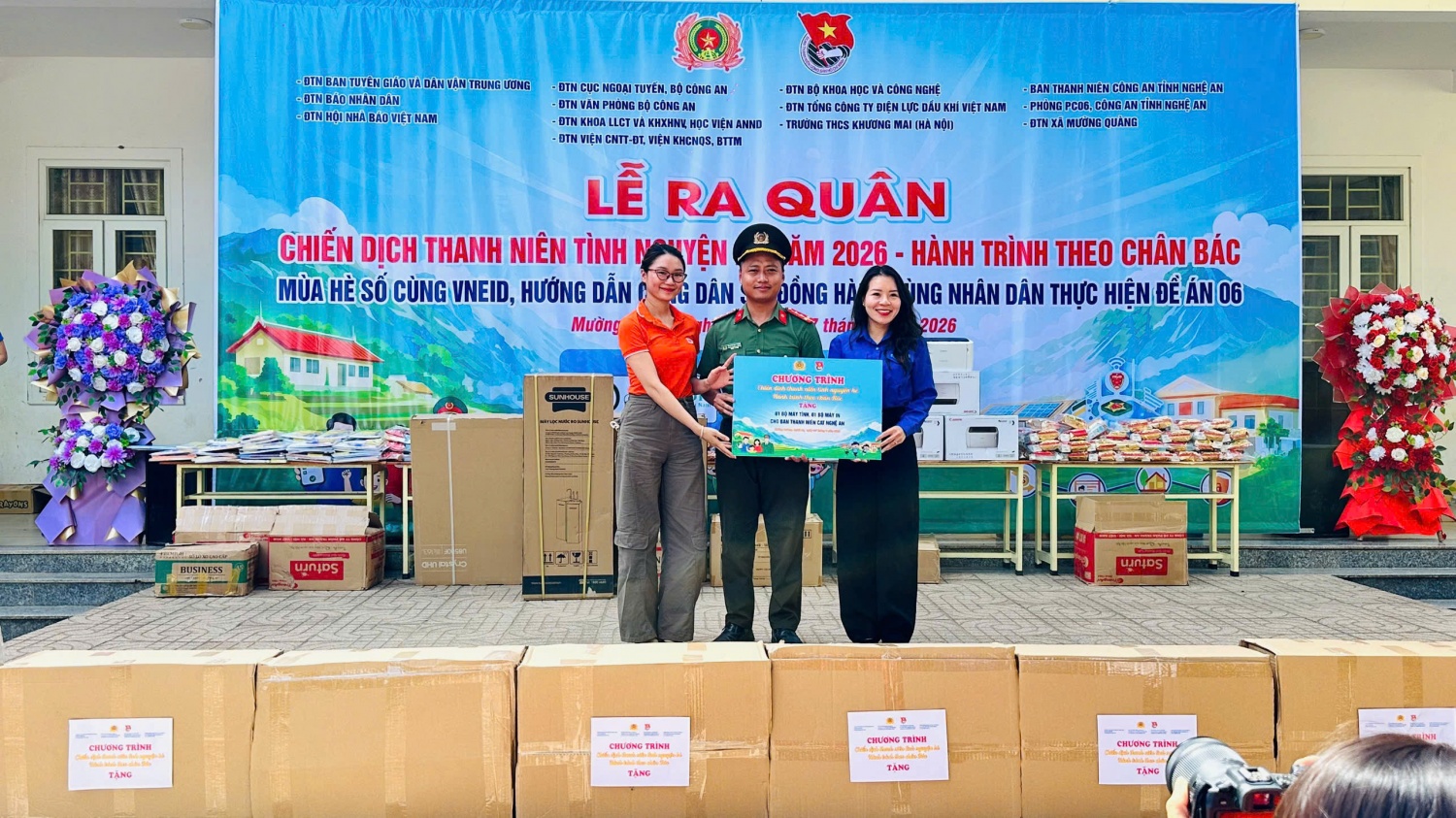 Đoàn Thanh niên PV Power trao tặng quà cho Ban Thanh niên CA tỉnh Nghệ An