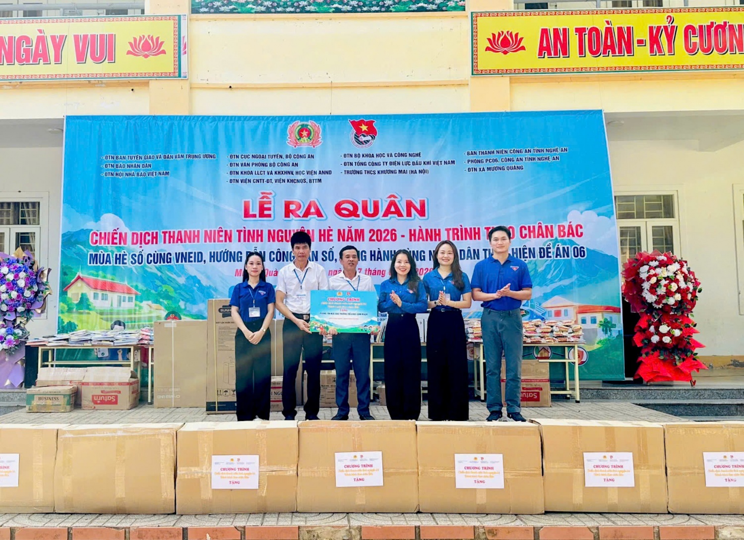 Đoàn Thanh niên PV Power trao tặng 01 phòng tin học gồm 10 bộ máy tính cho Trường Tiểu học Cắm Muộn (xã Mường Quàng, tỉnh Nghệ An)
