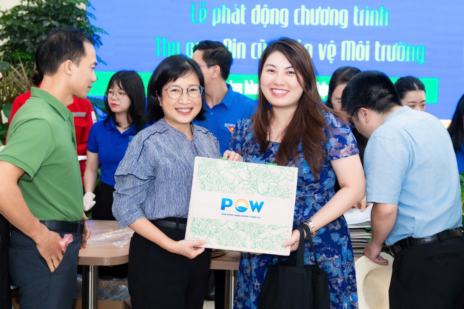 Bà Nguyễn Hoàng Yến – Thành viên Hội đồng quản trị PV Power (bên phải) trao quà đổi từ pin cũ Bà Nguyễn Hoàng Yến – Thành viên Hội đồng quản trị PV Power (bên phải) trao quà đổi từ pin cũ