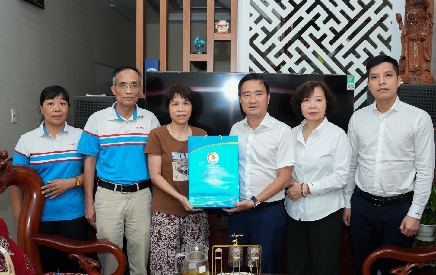 [VIDEO] “Những món quà từ Đại hội” thắp sáng niềm tin cho người lao động mắc bệnh hiểm nghèo tại Hải Phòng và Ninh Bình