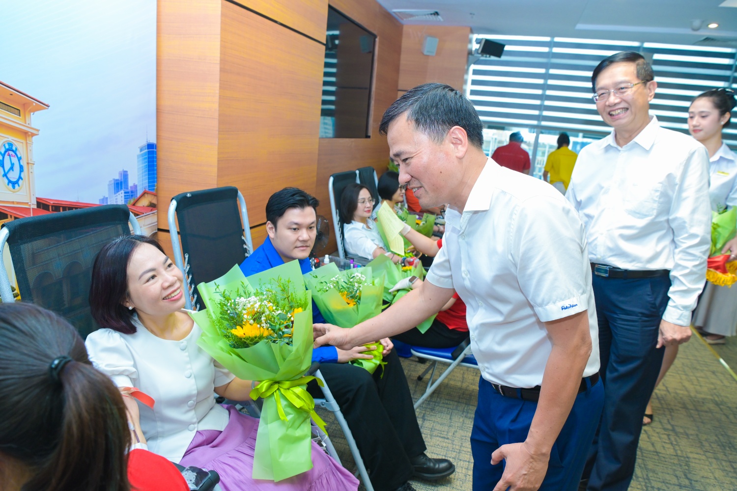 [Chùm ảnh] Người lao động Petrovietnam tích cực hưởng ứng chương trình hiến máu tình nguyện