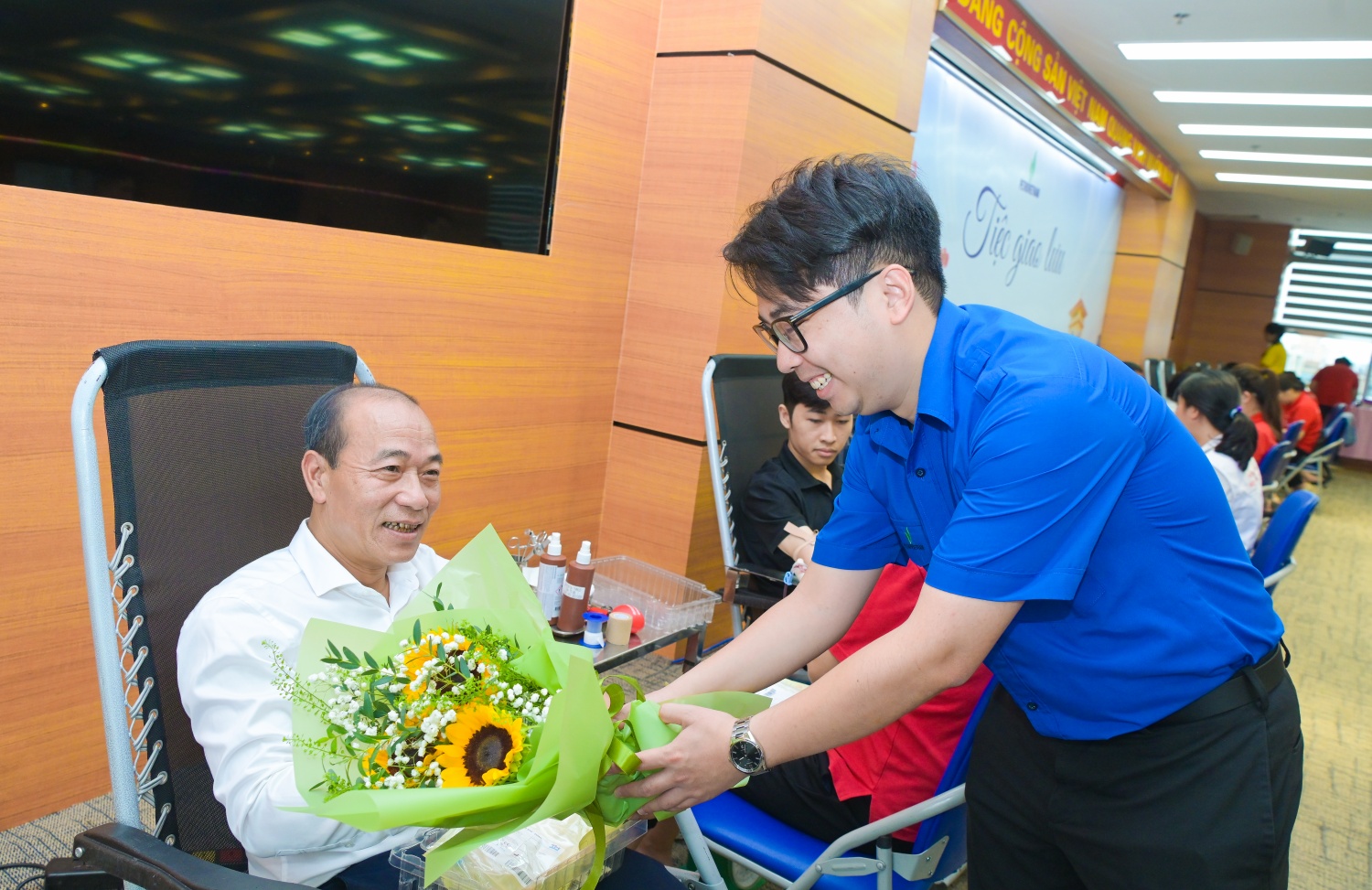 [Chùm ảnh] Người lao động Petrovietnam tích cực hưởng ứng chương trình hiến máu tình nguyện