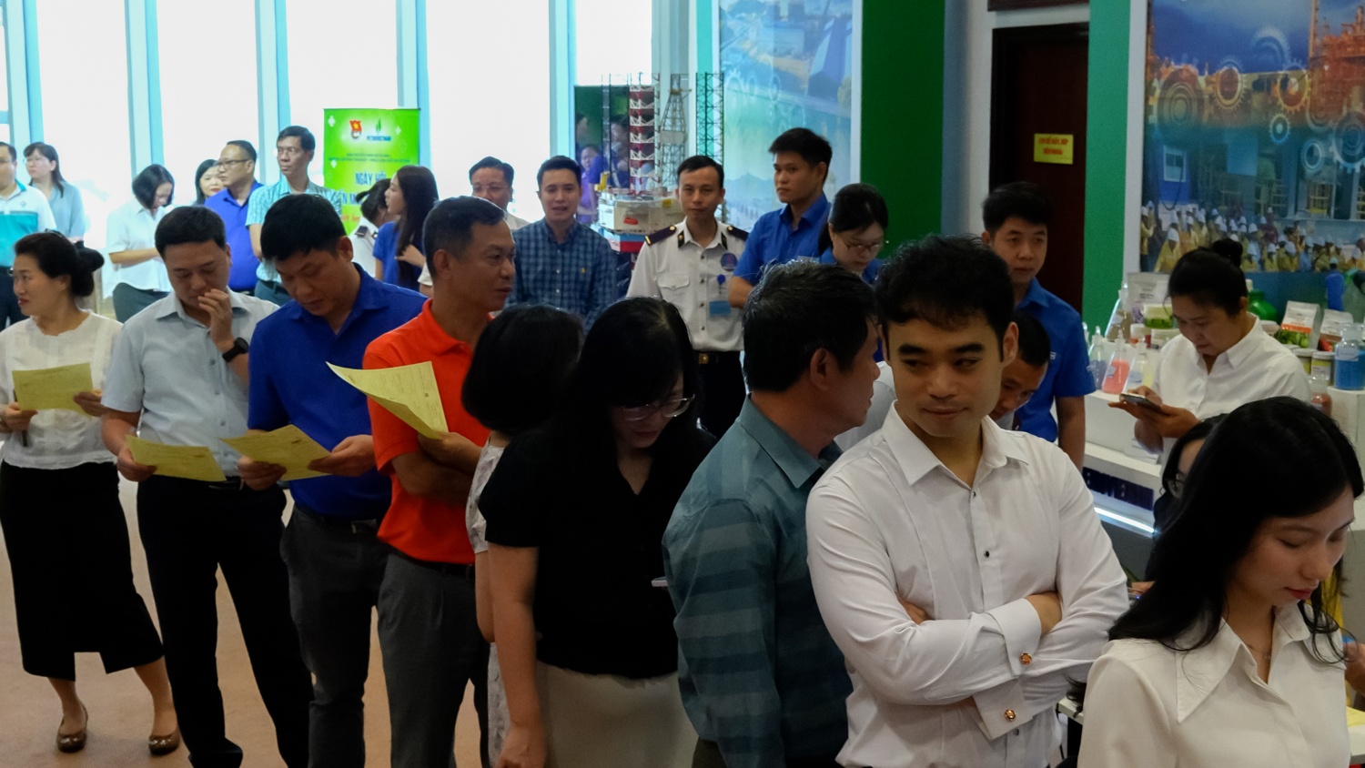 [Chùm ảnh] Người lao động Petrovietnam tích cực hưởng ứng chương trình hiến máu tình nguyện