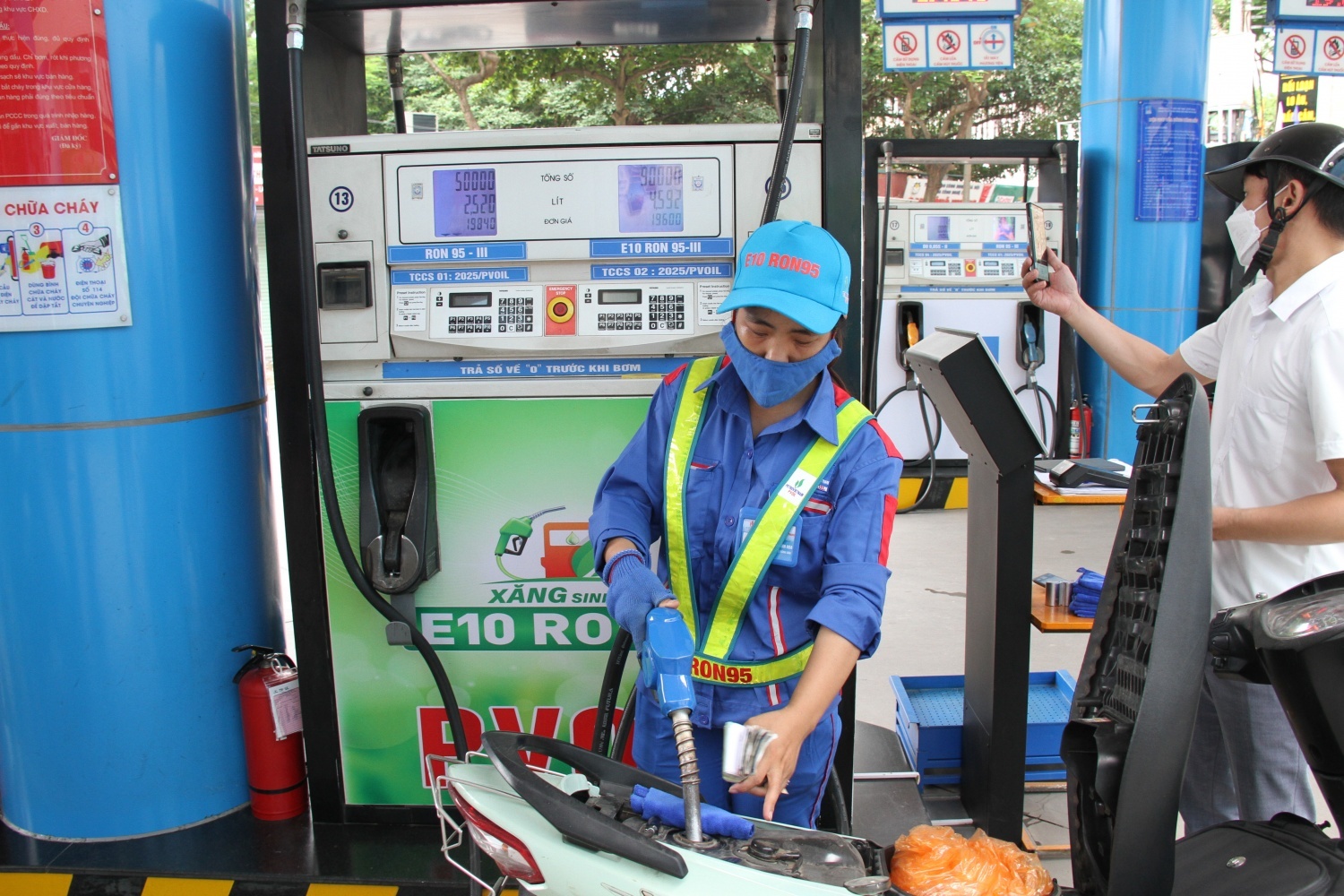 Giá xăng dầu đồng loạt giảm, E10 chiếm hơn 93% lượng tiêu thụ