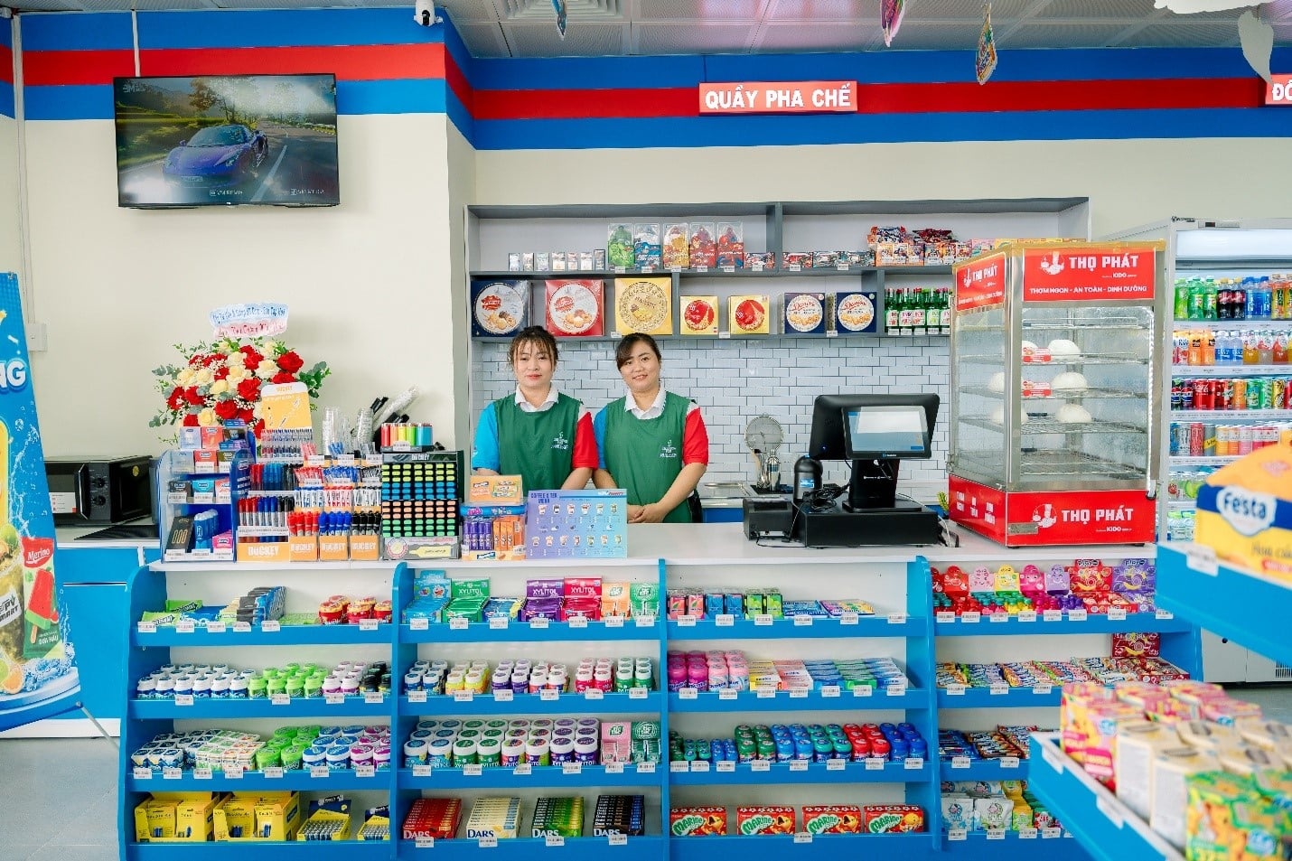 Mô hình kết hợp giữa kinh doanh xăng dầu và dịch vụ tiện ích góp phần mở rộng hệ sinh thái dịch vụ tại điểm bán, mang đến sự thuận tiện cho khách hàng. Mô hình kết hợp giữa kinh doanh xăng dầu và dịch vụ tiện ích góp phần mở rộng hệ sinh thái dịch vụ tại điểm bán, mang đến sự thuận tiện cho khách hàng.
