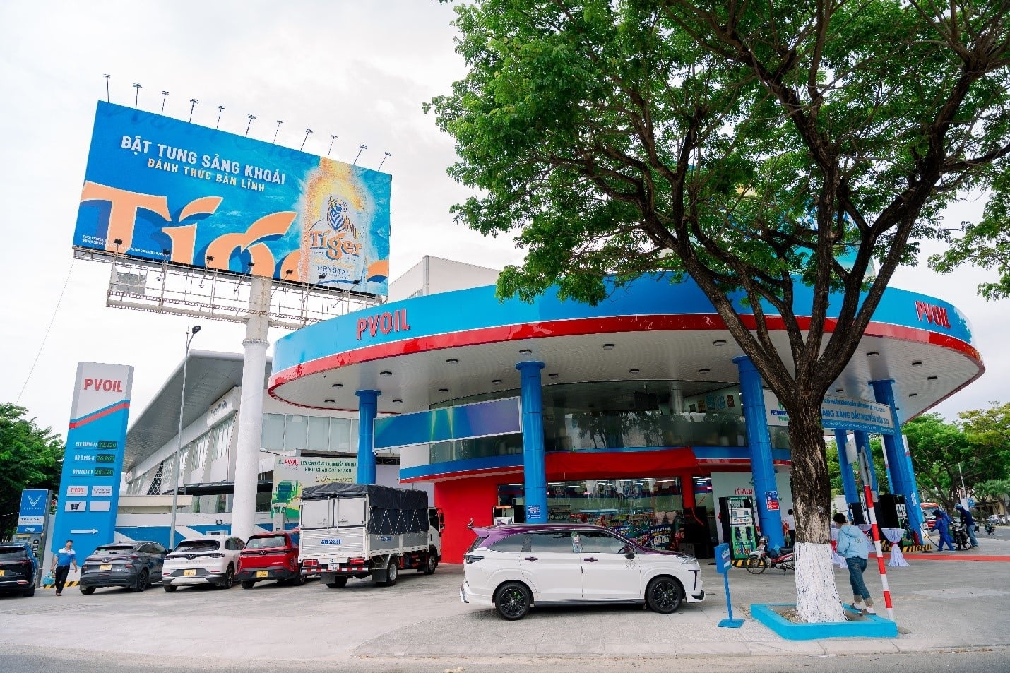 CHXD Nguyễn Hữu Thọ là khởi đầu trong lộ trình chuẩn hóa và nâng cấp hình ảnh hệ thống bán lẻ theo định hướng phát triển thương hiệu PVOIL trong giai đoạn mới. CHXD Nguyễn Hữu Thọ là khởi đầu trong lộ trình chuẩn hóa và nâng cấp hình ảnh hệ thống bán lẻ theo định hướng phát triển thương hiệu PVOIL trong giai đoạn mới.