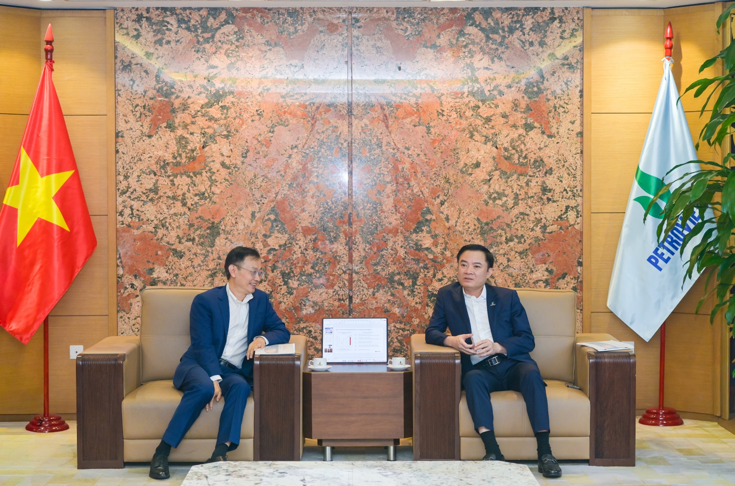 Chủ tịch HĐTV Petrovietnam Lê Ngọc Sơn trao đổi với ông Yi Xiang - Phó Chủ tịch Cấp cao Huawei toàn cầu Chủ tịch HĐTV Petrovietnam Lê Ngọc Sơn trao đổi với ông Yi Xiang - Phó Chủ tịch Cấp cao Huawei toàn cầu