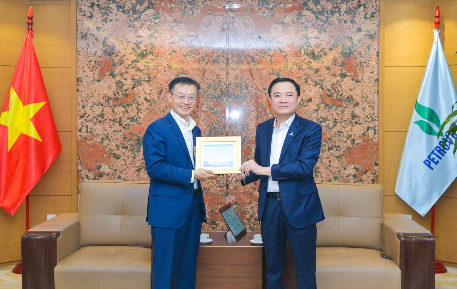 Chủ tịch HĐTV Petrovietnam Lê Ngọc Sơn tặng quà lưu niệm cho ông Yi Xiang Chủ tịch HĐTV Petrovietnam Lê Ngọc Sơn tặng quà lưu niệm cho ông Yi Xiang